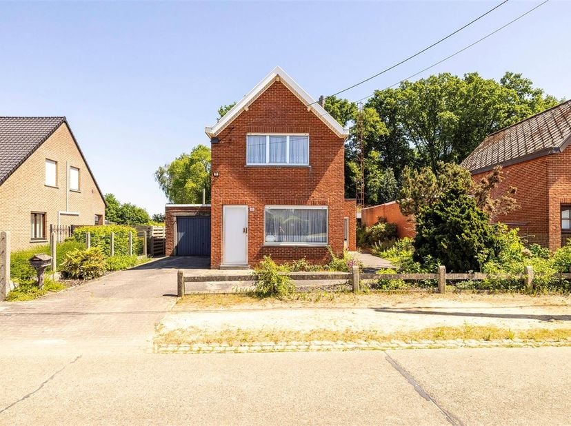 Te renoveren woning met 2 slaapkamers op een rustige locatie te Hulshout! De woning is rustig gelegen, openbaar vervoer, winkels en centrum Hulshout a