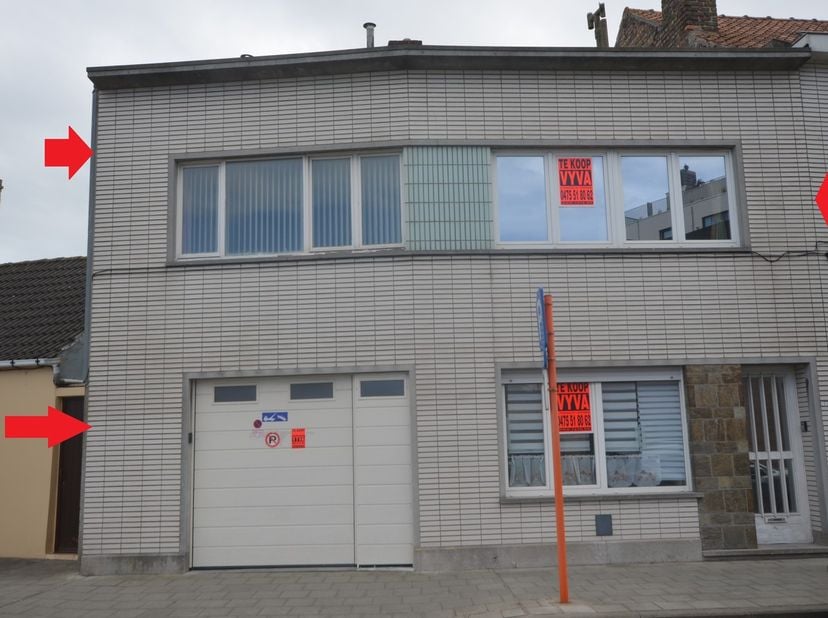 Zonnig rijwoning met garage, living, keuken, badkamer en 3 slaapkamers. De woning is gelegen in hartje Mariakerke - (Oostende) op wandelafstand van wi
