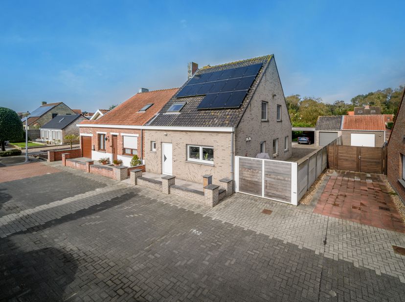 In de Landbouwersstraat te De Panne vinden we deze half open woning met 3 slaapkamers, ruime tuin en garage te koop. Rustig gelegen vlakbij natuurgebi