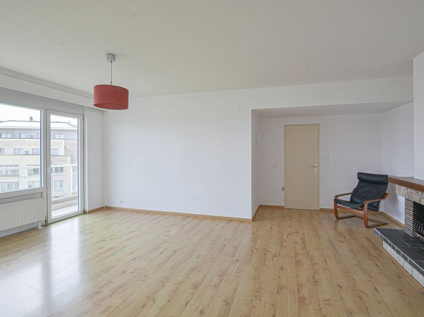 Maxime Real Estate stelt u dit goed onderhouden 2-slaapkamer appartement met ruim voor.&lt;br /&gt;
Uitstekende ligging nabij Roodebeek (bus, tram, metro),
