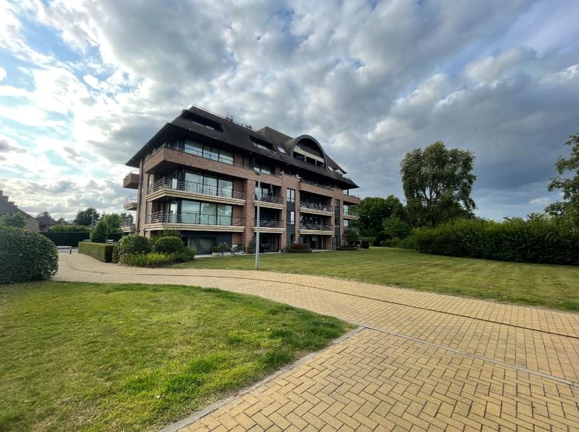 De residentie &#039;De Poorterij&#039; is gelegen op wandelafstand van het stadscentrum, winkels, scholen, banken.   &lt;br /&gt;
Rustig en gunstig gelegen één-slaapk