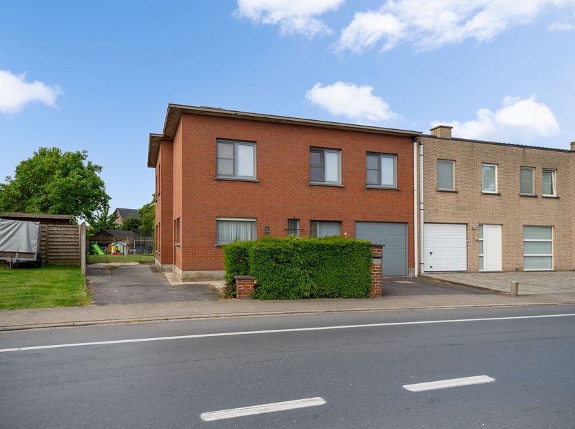 Ruime halfopen bebouwing met 4 slaapkamers en toffe tuin te koop in Wevelgem!&lt;br /&gt;
Deze aangename gezinswoning biedt volop ruimte én comfort, ideaal