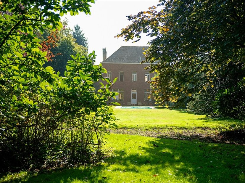 Magnifique maison de Maître des années 1900 au coeur du village de Dottignies. Erigée sur un terrain de 2930m2, cette propriété vous offre de multiple