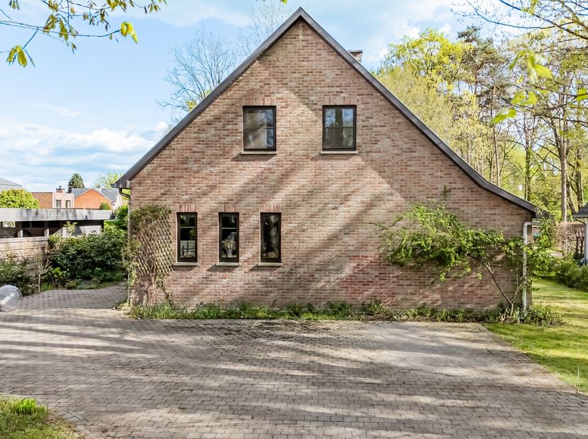 Deze vrijstaande woning ligt op een zuidgericht perceel van 17a54ca in een rustige en gegeerde woonomgeving in Bret, Genk. De woning heeft een bewoonb