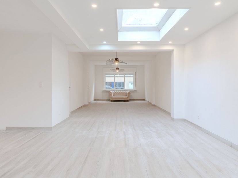 Volledig gerenoveerde gezinswoning met 5 slaapkamers garage en terras in hartje Hasselt.&lt;br /&gt;
&lt;br /&gt;
Omgeving:&lt;br /&gt;
&lt;br /&gt;
- Rustig en centraal gele
