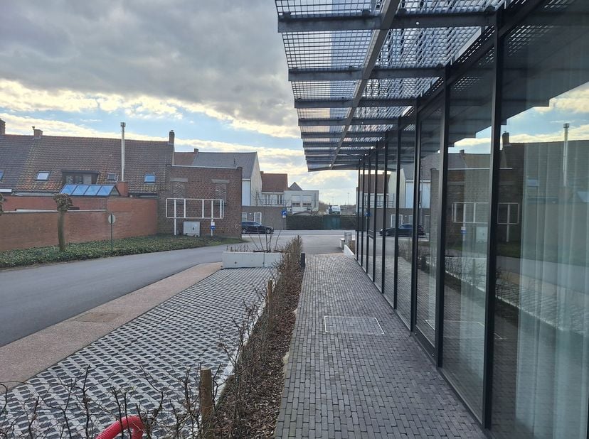 Dit nieuwe kantorencomplex biedt heel wat comfort aan de huurder. In het kantoor geniet je van heel wat daglicht door de grote raampartijen. Dankzij h
