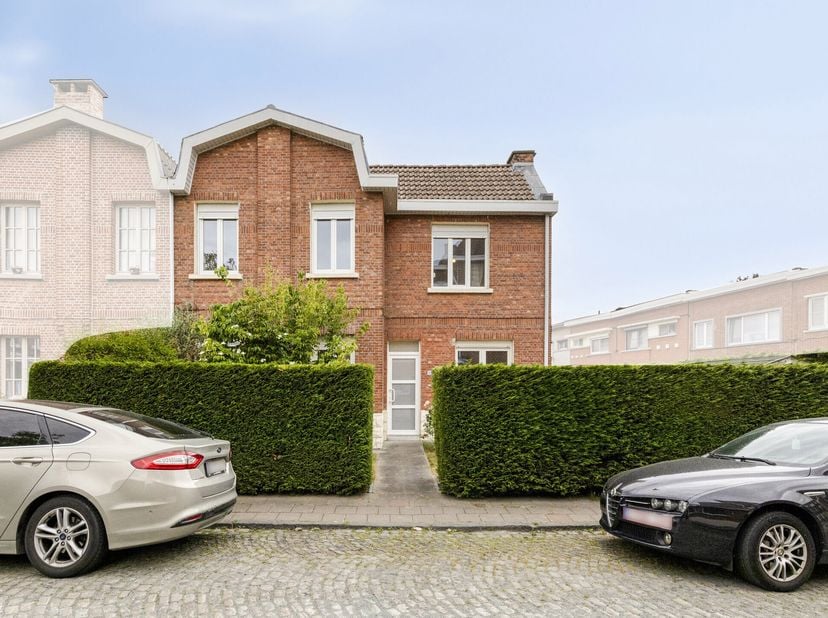 Indeling:&lt;br /&gt;
Verdieping -1:&lt;br /&gt;
- kelder (15m²)&lt;br /&gt;
Gelijkvloerse verdieping:&lt;br /&gt;
- inkomhal&lt;br /&gt;
- woon- en eetkamer&lt;br /&gt;
- volledig uitge