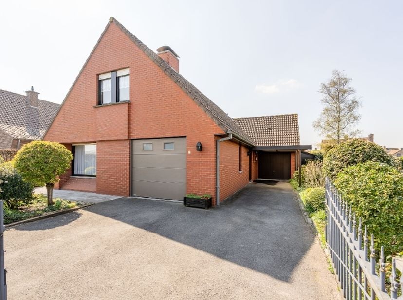 Op zoek naar een ruime en comfortabele woning in een rustige, residentiële wijk van Ingelmunster? Deze  gezinswoning heeft alles in huis voor wie houd