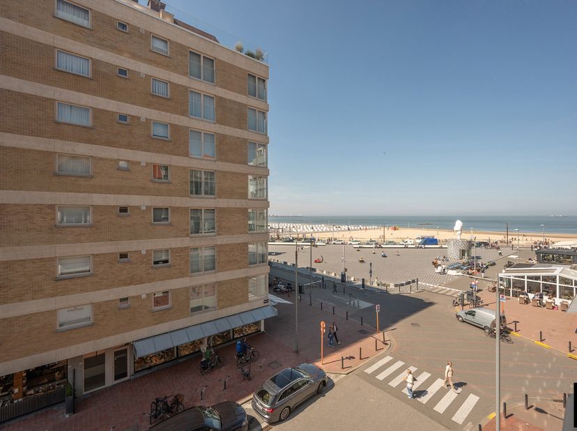 Appartement soigné avec vue latérale sur la mer  Emplacement de choix près de la digue et de la Place Rubens&lt;br /&gt;
À deux pas de la digue et de la Pla