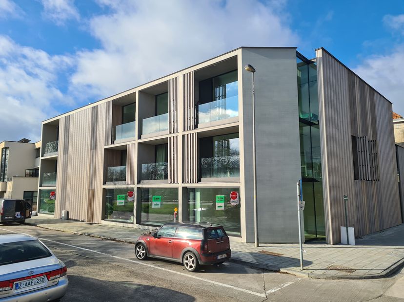 Deze afgesloten nieuwbouw garagebox te koop is gelegen in de residentie &#039;Greenkaai&#039; langs de Steenkaai te Brugge.&lt;br /&gt;
De garagebox is gelegen in een