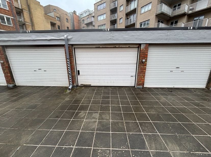 Afgesloten garagebox in een complex nabij de Zeedijk te Mariarkerke.&lt;br /&gt;
De garage heeft volgende afmetingen:&lt;br /&gt;
&lt;br /&gt;
Lengte: 5 m&lt;br /&gt;
Hoogte: