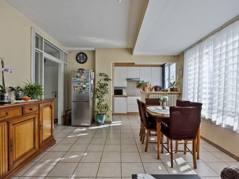 À deux pas du centre de Bruges, un appartement lumineux (EPC 354, double vitrage en profilés d&#039;aluminium, chauffage central au gaz naturel) est à vend