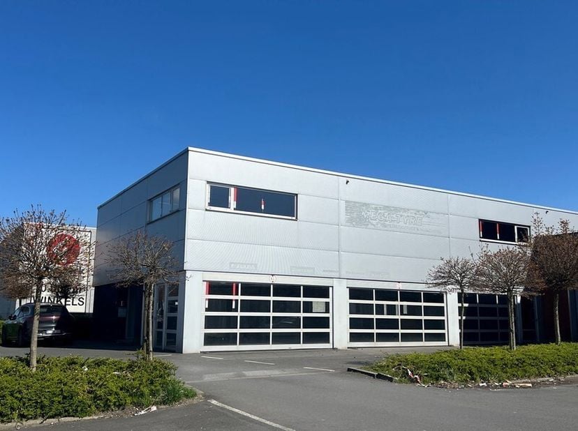Bedrijfsgebouw bestaande uit 540m² magazijn en 496m² showroom/kantoren verdeeld over gelijkvloers en 1ste verdieping&lt;br /&gt;
Ligging: zichtlocatie langs