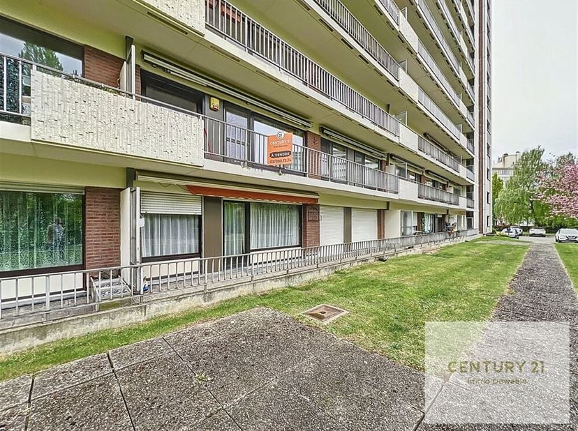 Century 21 Immo Dewaele est ravi de vous présenter cet appartement situé au premier étage d&#039;une copropriété avec ascenseur. Avec sa superficie de 85m²