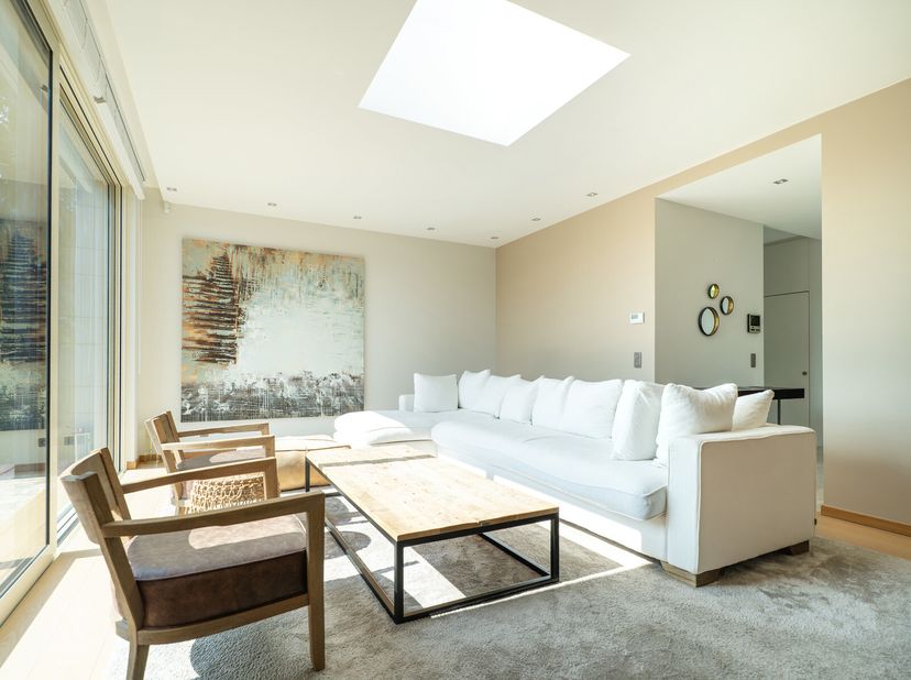 Fort Jaco: superbe duplex penthouse de ± 230m² + 56 m² de terrasse. Ce magnifique bien offre des prestations haut de gamme et profite d&#039;agréables haut