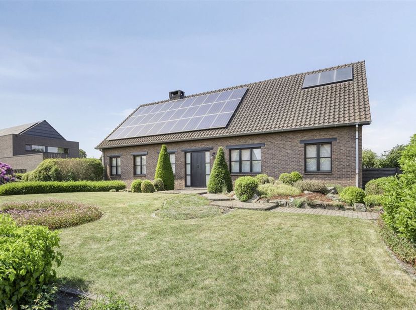 Op Verboekt, nabij het centrum van Klein-Vorst (Laakdal), vinden we deze gezinswoning terug op een noordwest gelegen perceel van 23a 10ca. De woning i