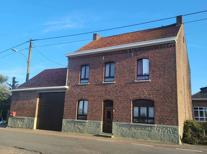 Op een boogscheut van het centrum van Sint-Truiden, in de rustige Zepperenweg, bevindt zich deze charmante hoevewoning boordevol mogelijkheden. De lig