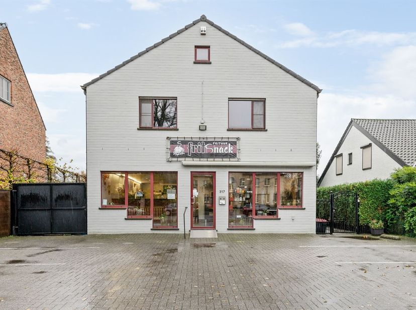 Ruim handelspand met 8 parkeerplaatsen + riant appartement met 3 slpks, terras en grote garage, op een toplocatie in het centrum van Wuustwezel!&lt;br /&gt;