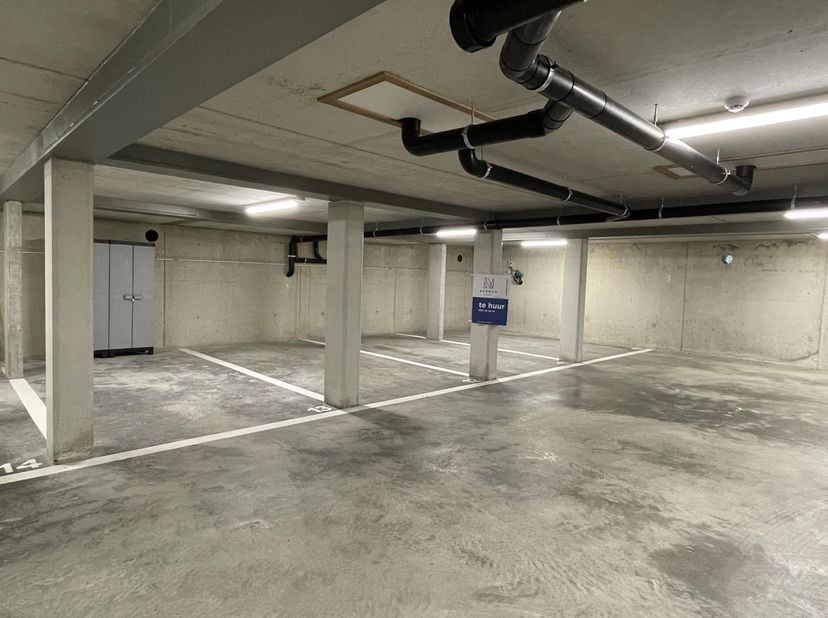 Ruime ondergrondse parkeerplaats te huur in de Seizoenswijk te Kuurne. De parkeerplaats is bereikbaar via de elektrische poort in de Oreganostraat.