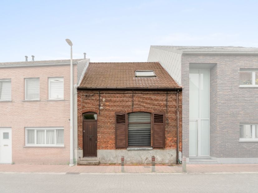 Woning met ruime tuin centrum Moerbeke op 296m² grond. Inkom, leefruimte, keuken, berging, badkamer en tuin. Boven 2 slaapkamers en berging. EPC 294 k