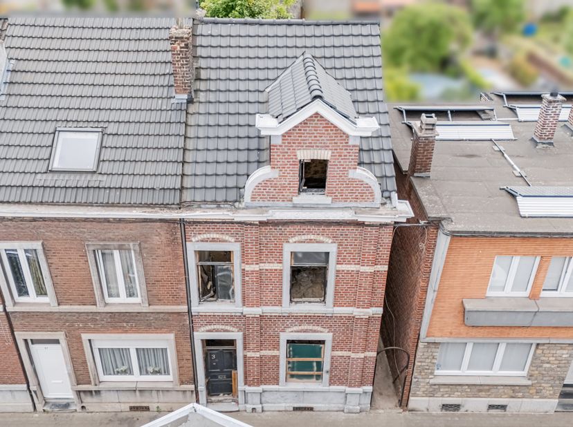 Cette maison 3 façades à réhabiliter offre un très beau potentiel pour un projet de rénovation personnalisé.&lt;br /&gt;
Elle dispose dune superficie au sol