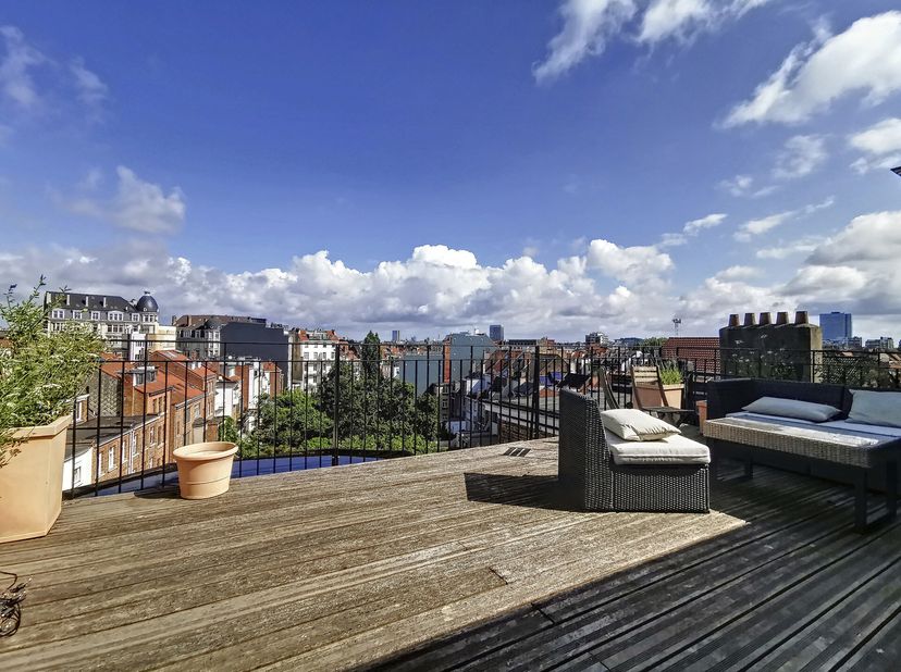 ELSENE, dicht bij Brugmannplein en Kasteleinplein, dit lichte duplex APPARTEMENT (2bed/1bur/2bath) van ±170m² met terras is gelegen op de 4e verdiepin