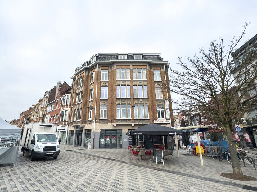 Op een steenworp afstand van alle voorzieningen vindt u dit prachtige appartement van 85 m² (890 sq ft) met 2 slaapkamers en kantoor, gelegen op de 4e