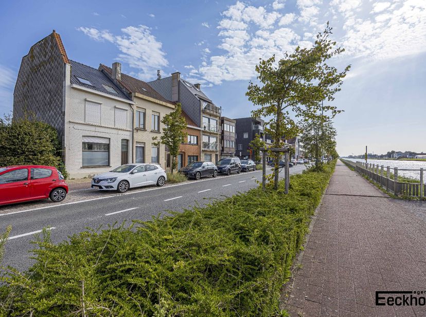 Deze woning is gelegen in het gezellige Bredene en beschikt over een ruime tuin en terras.&lt;br /&gt;
Indeling: grote inkomhal met ruimte voor een vestiair