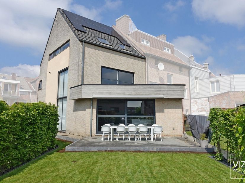 VRIJE BEZOEKMOMENTEN OP WOENSDAG 30 APRIL VAN 14:00 TOT 15:00 UUR EN DINSDAG 6 MEI VAN 18:00 TOT 19:00 UUR.&lt;br /&gt;
Ontdek deze recente woning (2003), g