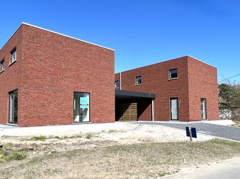 En cours d&#039;achèvement et donc bientôt habitables : 2 belles maisons familiales avec terrasse  et carport, spacieusement situées à proximité d&#039;un port