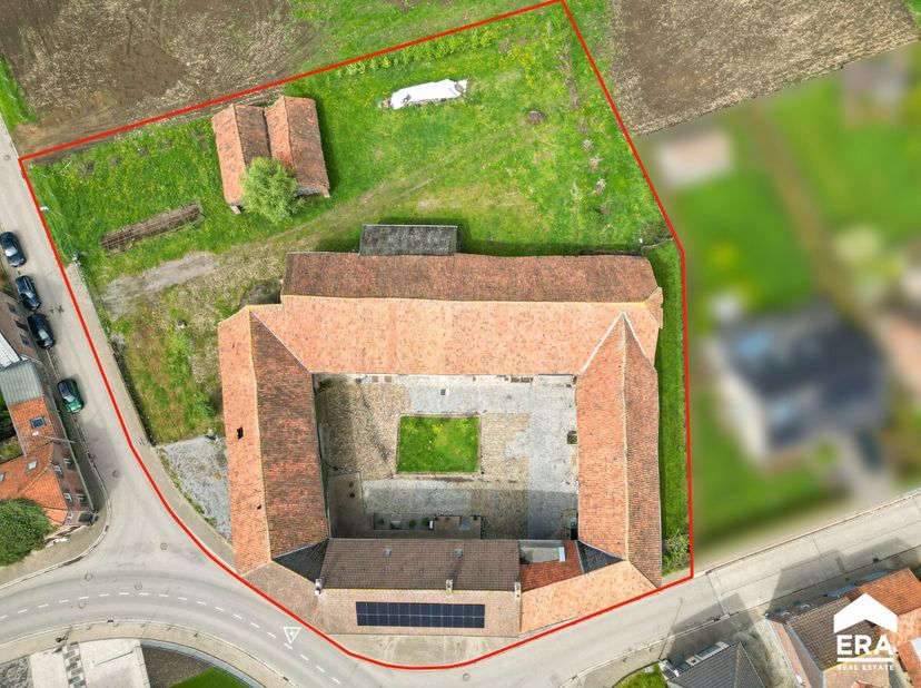Deze karaktervolle vierkansthoeve is gelegen in het landelijke Groot-Gelmen en heeft een bewoonbare oppervlakte van 361m² (volgens opgave EPC). Deze h