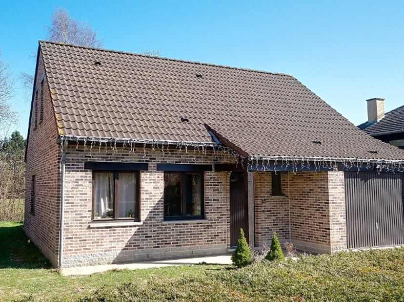 Rustig gelegen landhuis in het centrum van Wakkerzeel op een perceel van 3 are 86 ca met tuin.&lt;br /&gt;
Omvat: inkomhal, wc, living met parket, ingericht