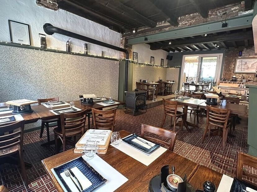 Dit instapklaar Fonduehuis &amp; Restaurant met TERRAS en TUIN heeft een uitstekende commerciele ligging in het centrum van Brugge, nabij het Astridpark.