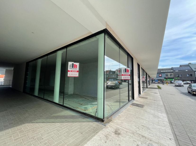 Gloednieuwe casco kantoren met een oppervlakte van 218 m² en enorme visibiliteit te koop. Uitstekend gelegen in de driehoek Gent (44 km) – Antwerpen (