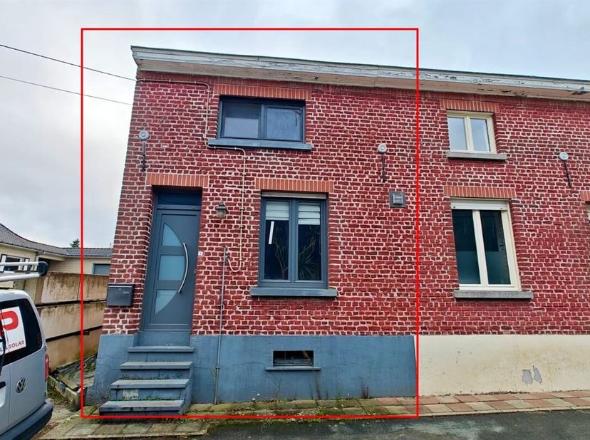 Deze te renoveren woning biedt een uitstekende kans om volledig naar eigen smaak en stijl in te richten. Met een flexibele indeling is het pand ideaal