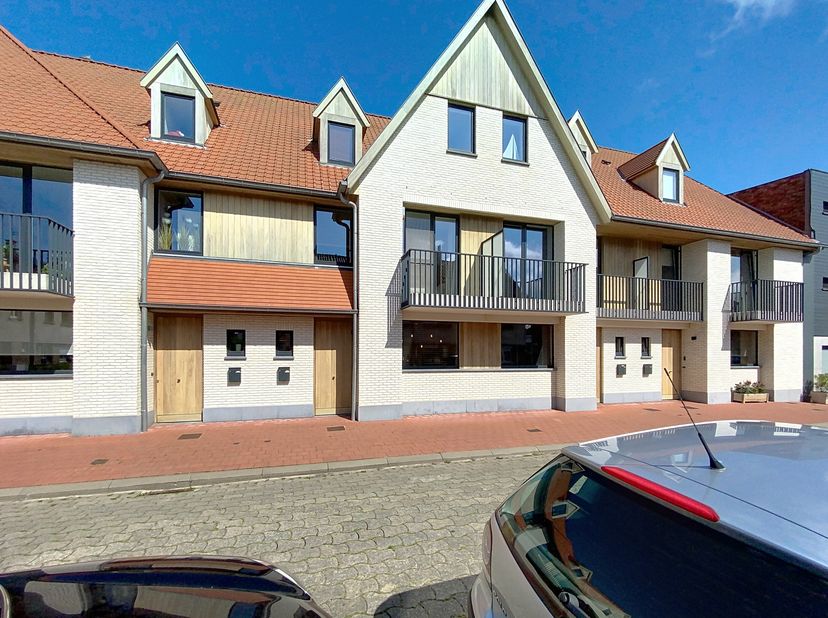 Deze gesloten woning gelegen op een absolute topligging in Heist-aan-Zee, bevindt zich op een steenworp van het levendige centrum, alle nodige winkels