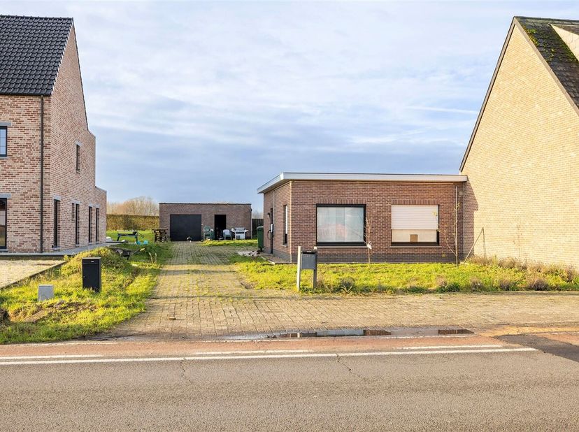 Ligging: Deze prachtige bouwgrond is zeer goed bereikbaar, aan de rand van de stad Lier en Koningshooikt waar scholen, winkels en openbaar vervoer vlo