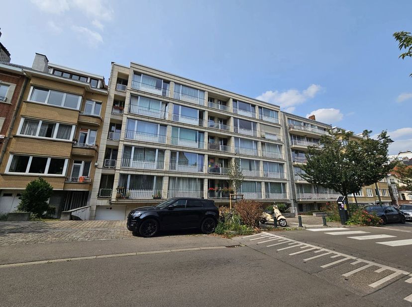 Trianon Invest vous propose un appartement lumineux idéalement situé dans le quartier prisé de l&#039;Altitude Cent, à 500 mètres du Parc de Forest et à pr