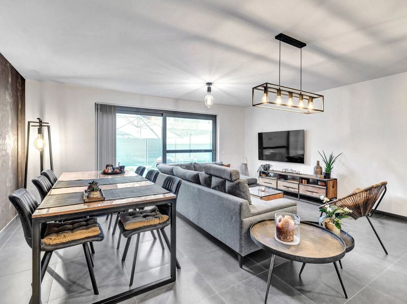 Voor meer info of een bezoek, bel 053 59 49 32 - Op een strategische uitvalsbasis in Ninove bevindt zich dit recent gelijkvloers appartement (+/- 100