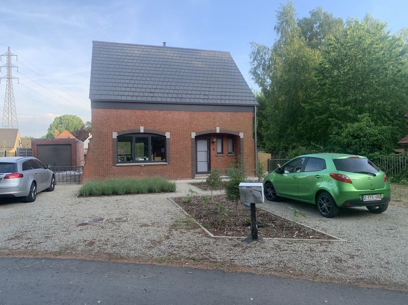 Volledig gerenoveerde woning met 2 slaapkamers, tuin en garage in rustige doodlopende straat (Vogelzang)&lt;br /&gt;
&lt;br /&gt;
Deze instapklare woning is geleg