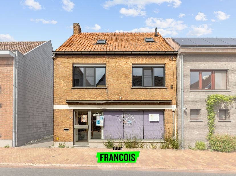 Située dans la rue de la Gare, une rue commerciale et facilement accessible à Oostkamp, cette maison semi-mitoyenne offre de nombreuses possibilités.