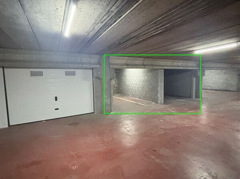 Recht in het centrum van Mortsel , tegenover nieuwbouwproject Stadsterras, bieden wij u deze afgesloten garageboxen/opslagplaats aan op verdieping -2