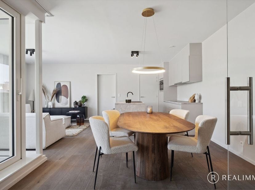 Aankoop 6% mogelijk!&lt;br /&gt;
&lt;br /&gt;
Ontdek dit fantastisch modelappartement van 91m² met hoge afwerkingsgraad met 2 slaapkamers en een heel ruim overdek