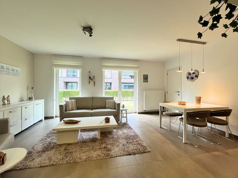 Mooi en bijzonder goed onderhouden appartement in een recent gebouw te Zeebrugge, vlakbij de vernieuwde jachthaven &amp; oude Vismijn. Mogelijkheid tot he