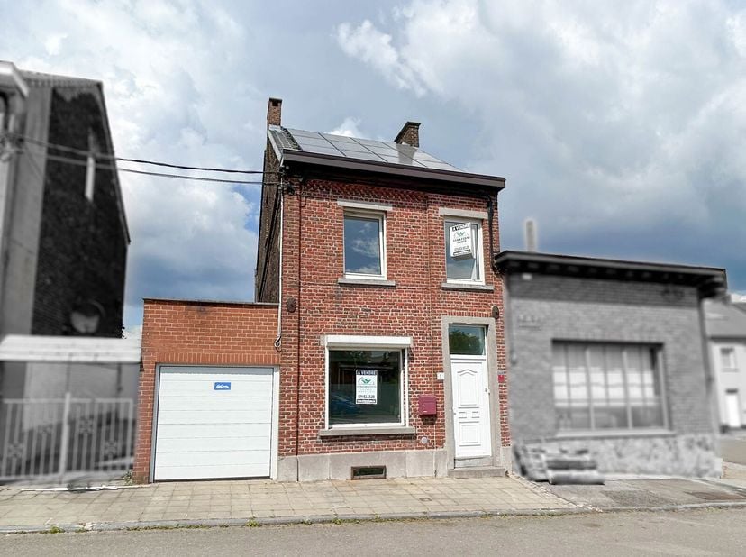 Lagence immobilière STRAZZERIMMO vous présente cette jolie maison idéalement située, comprenant 2ch, grenier, garage, cour et jardin à Jumet, proche d