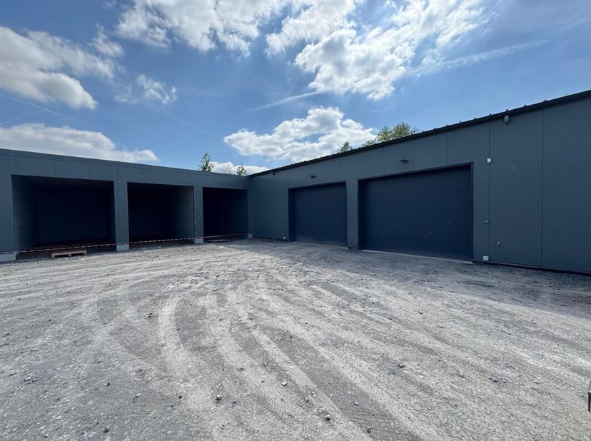 Moderne geïsoleerde loods met voldoende  ruimte om te laden en te lossen.  De loods heeft een oppervlakte van 225 m² en is voorzien van een elektrisch