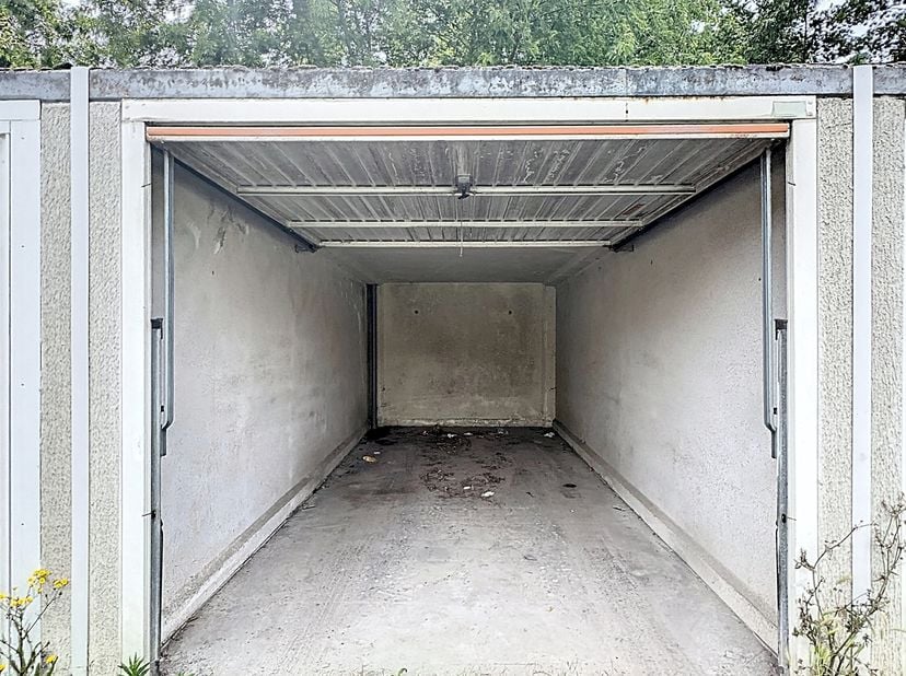 Opbrengsteigendom: 10 betonnen garageboxen te koop nabij het centrum van Sint-Eloois-Vijve. Ideale investering!&lt;br /&gt;
De garageboxen beschikken over e