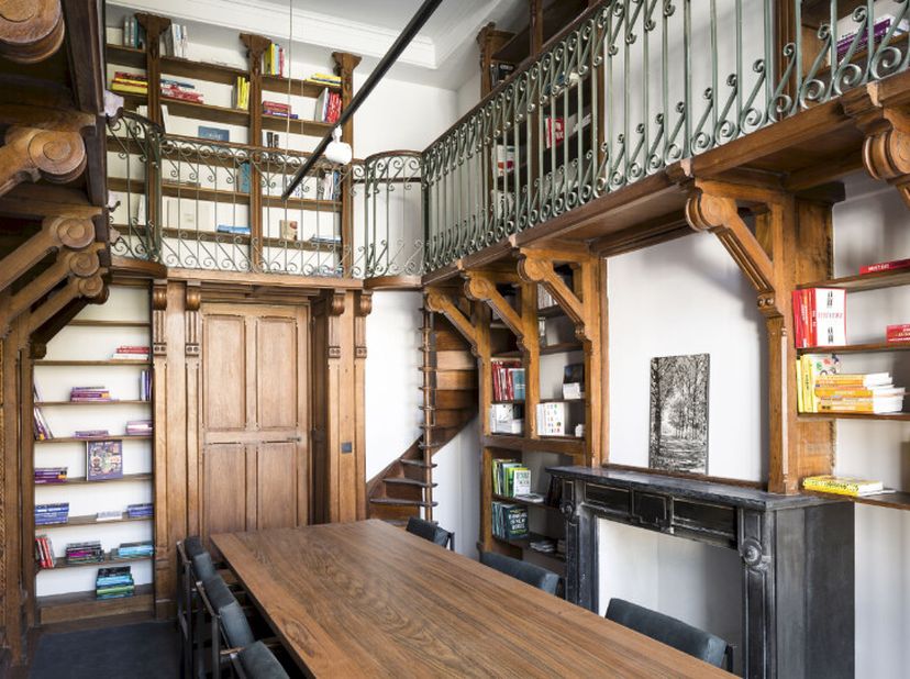Dit exclusieve en luxueus afgewerkte kantoor combineert authentieke charme met moderne elegantie en biedt een inspirerende werkomgeving met zicht op h