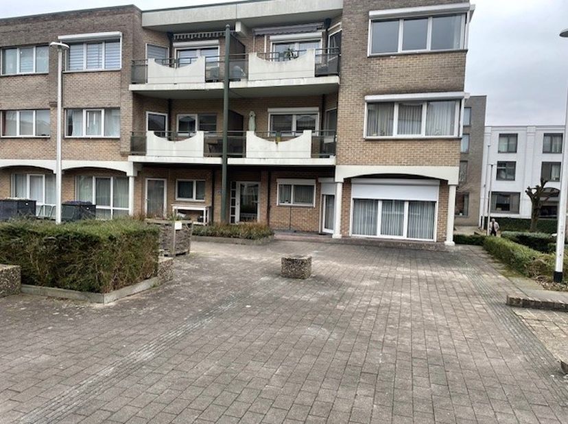 Zeer net en verzorgd twee slaapkamer appartement in het centrum. Rustige ligging en alles op wandelafstand. Horeca, scholen, winkels, artsen, ...&lt;br /