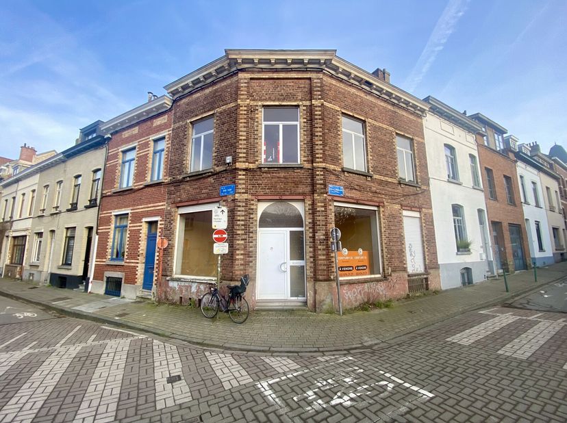 Watermaal-Bosvoorde - Gemengd hoekpand met een winkel en een woning met een vloeroppervlakte van +/-150m². Het pand biedt ruime accommodatie en een gr